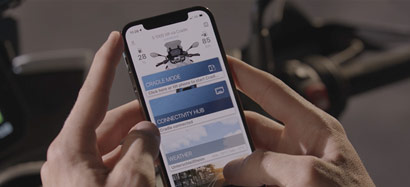 Detailed view of BMW Motorrad ConnectedRide Cradle smartphone portrait format